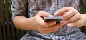 Mann mit Smartphone