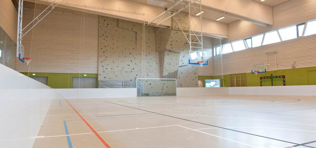 Sporthalle mit Basketballkorb und Kletterwand